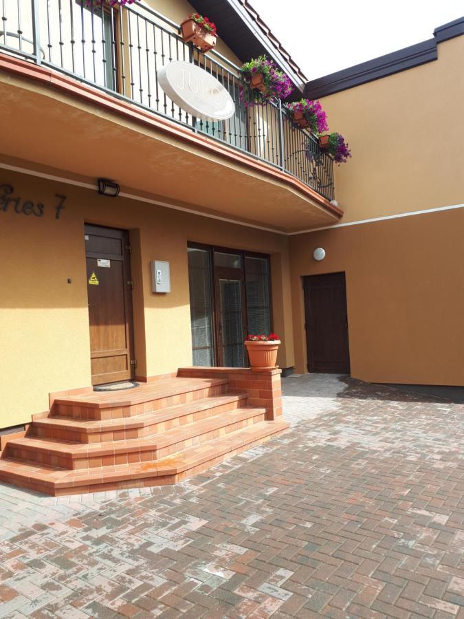 Juro Guest House Шяуляй Екстер'єр фото